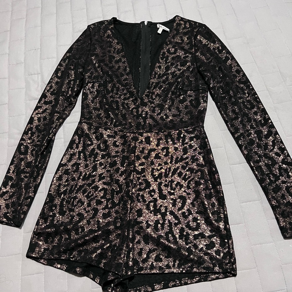 Beautiful romper. It’s large but runs medium. Perfect to wear at a disco.
